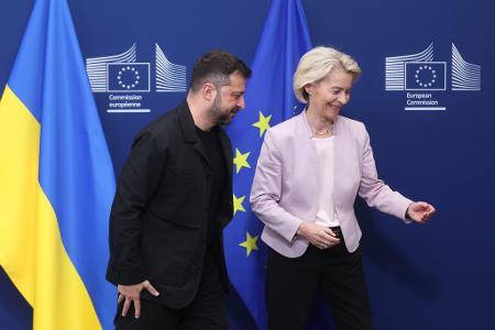 Seite an Seite: Ursula von der Leyen, Präsidentin der Europäischen Kommission, geht mit Wolodymyr Selenskyj, Präsident der Ukraine, vor einem Treffen im EU-Hauptquartier. 