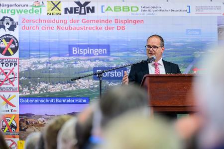 Grant Hendrik Tonne (SPD), Minister für Wirtschaft, Verkehr und Bauen von Niedersachsen, spricht beim "Heidegipfel" zu dem die Bürgerinitiativen Pro-Alpha-E und der Projektbeirat Alpha-E eingeladen haben.