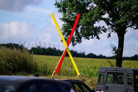 Ein Kreuz steht als Protest gegen eine geplante Neubaustrecke der Bahn auf einem Hof beim 