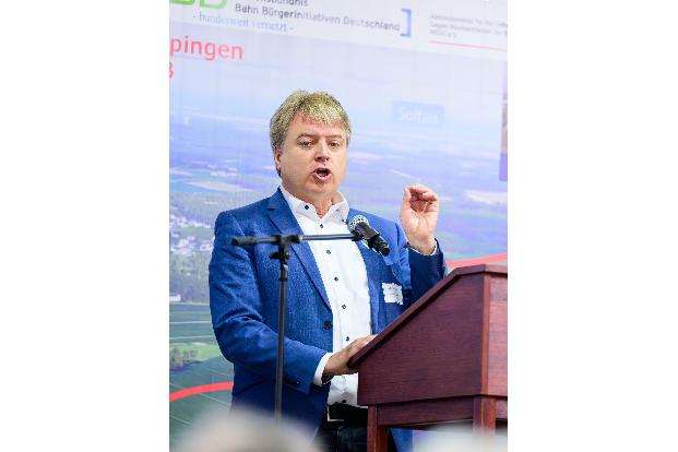 Peter Dörsam (Bündnis 90/Die Grünen), Sprecher des Projektbeirats Alpha-E und Bürgermeister der Samtgemeinde Tostedt, spricht beim 