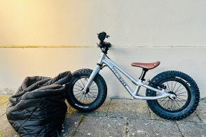 Fahrrad und Tasche