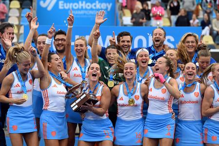 Die niederländischen Hockey-Damen feiern den Titelgewinn bei der Europameisterschaft, Pien Sanders hält Pokal in den Händen.