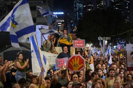 Große Menschenmengen demonstrierte nach Angaben der Organisatoren für die Freilassung der Geiseln aus der Gewalt der Hamas und ein Ende des Gaza-Kriegs. Große Menschenmengen demonstrierte nach Angaben der Organisatoren für die Freilassung der Geiseln aus der Gewalt der Hamas und ein Ende des Gaza-Kriegs.