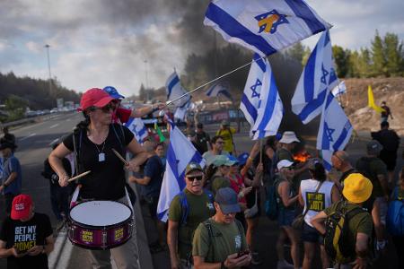Demonstranten in Israel fordern die Freilassung der Hamas-Geiseln. 