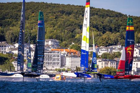 Der F50-Katamaran des deutschen Teams  führt das Feld nach dem Start des dritten Rennens auf der Ostsee vor Rügen an