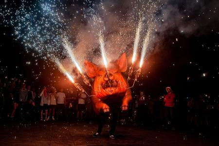 Höllenschwein sorgt für Funkenregen beim Correfoc in Barcelona