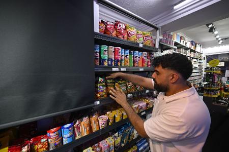 Kioskbetreiber müssen die Knabbersachen deshalb abdecken, da nach 20.00 Uhr nur noch ein bestimmtes Sortiment angeboten werden darf.