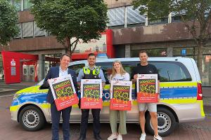 Foto Plakataktion "Vorsicht unsere Kids haben keinen Airbag!"