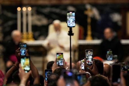 Es sind längst nicht mehr nur Rosenkränze: Die Kirche setzt nun auch auf Smartphones. (Archivbild)