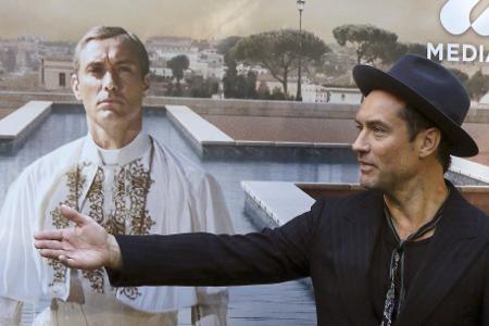 In seiner Rolle als junger Papst zeigte Jude Law eine interessante Seite der Kirche. (Archivbild)