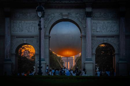 Der Heliumballon, der während der Olympischen Spiele 2024 verwendet wurde, und der Arc de Triumph sind bei Sonnenuntergang in Paris sehen.