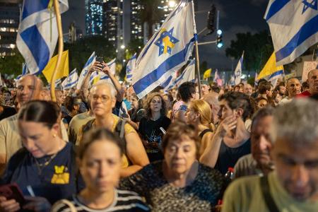 Israelis nehmen an einer Demonstration teil, bei der die Beendigung des Krieges gegen den Gazastreifen und die Freilassung der Geiseln gefordert wird.