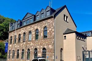 Streifenwagen vor dem Dienstgebäude der Polizeiinspektion Idar-Oberstein