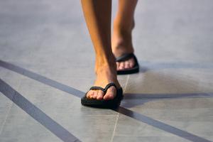 Flipflops sind sehr minimalistische Schuhe, was bei dauerhaftem Tragen eine Fußfehlstellung verschlimmern kann.