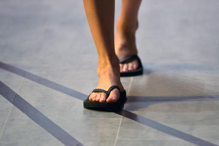 Flipflops sind sehr minimalistische Schuhe, was bei dauerhaftem Tragen eine Fußfehlstellung verschlimmern kann.