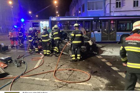 Die Feuerwehr München bei einem technischen Einsatz in der Boschetsriederstraße nach einem Verkehrsunfall zwischen einem Pkw und einem Linienbus.