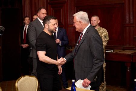 Wolodymyr Selenskyj (l), Präsident der Ukraine, wird von Keith Kellogg, Sondergesandter des US-Präsidenten für die Ukraine, vor einem Treffen mit ihm begrüßt. Selenskyj nimmt an einem Spitzentreffen mit US-Präsident Trump und europäischen Staats- und Regierungschefs im Weißen Haus teil.