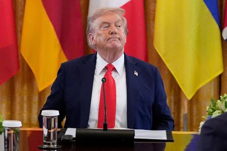 Der Ukraine-Gipfel wurde für ein Telefonat zwischen Trump und Putin unterbrochen. Der Ukraine-Gipfel wurde für ein Telefonat zwischen Trump und Putin unterbrochen.