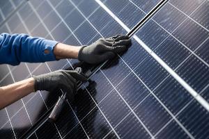 Die Suche nach Fachkräften für die Energiewende gestaltet sich schwierig. (Archivbild)