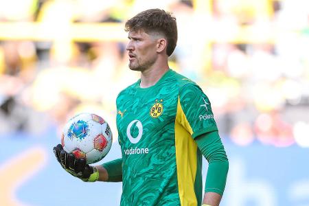 TOR: Gregor Kobel - Note: 2,0 - Hielt den BVB vor der Pause mit seinen Glanztaten gegen Mizuta (32.) und Safi (41.) im Spiel. Zeigte sich auch bei den Steilpässen der Essener sehr aufmerksam beim Rauskommen. War der einzige BVB-Star in Bestform.