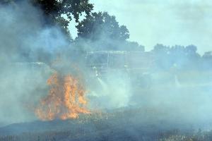 Die Flammen schlugen bei der Ausbildung teils höher als einen Meter - durchaus ein realistisches Bild. (Kreisfeuerwehr/hbi)