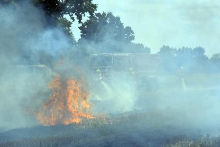 Die Flammen schlugen bei der Ausbildung teils höher als einen Meter - durchaus ein realistisches Bild. (Kreisfeuerwehr/hbi)