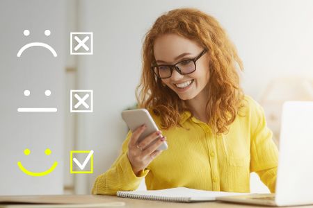 Frau hat Handy in der Hand und bewertet etwas