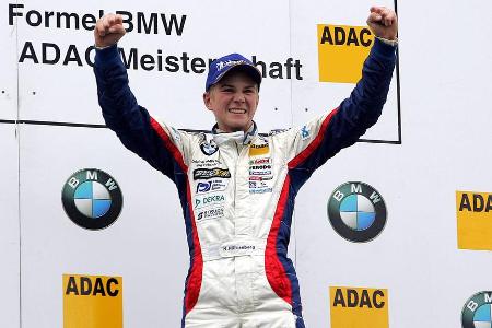 Erste Erfolge als Teenager - Deutscher Kartmeister 2003 - Schon als Teenager feiert der junge Nico Hülkenberg große Erfolge in verschiedenen Nachwuchsklassen. Als Neunjähriger startet er ab 1996 im Kartsport durch, wird 2002 zunächst deutscher Juniorenmeister und 2003 deutscher Kartmeister. Er tritt damit in die Fußstapfen eines gewissen Michael Schumacher, der sich diesen Titel im Jahr 1987 gesichert hatte. 2005 folgt der Wechsel in den Formelsport. In der Formel BMW startet der Youngster sensationell durch und wird auf Anhieb Champion.