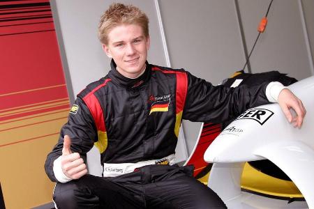 Start im Formel-3-Cup - Als nächstes durfte sich der Blondschopf im Jahr 2006 im deutschen Formel-3-Cup behaupten. Auch hier legt Hülkenberg furios los, feiert im vierten Lauf seinen ersten Sieg. Nach den starken Auftritten im Formel-3-Cup ist er 2006/2007 in der A1GP-Serie am Start, ehe es anschließend in der Formel-3-Euroserie weitergeht. Der dritte Platz als Rookie in der Gesamtwertung wird auch in der Königsklasse aufmerksam verfolgt. Im Winter 2007/2008 wird er von Williams zu ersten Testfahrten eingeladen.