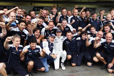 Starkes erstes Formel-1-Jahr - In seiner ersten Saison in der Königsklasse fügt sich Rookie Hülkenberg sehr stark ein. Im dritten Rennen reicht es bereits zum ersten WM-Punkt. Insgesamt holt der Deutsche in seiner Debüt-Saison 22 Zähler. Seine Sternstunde hat er im Qualifying zum Großen Preis von Brasilien, als er sich unter schwierigen Wetterverhältnissen sensationell die Pole Position holt - am Ende wird er in Sao Paulo Achter. Nach dem ersten Jahr bricht Hülkenberg trotzdem seine Zelte bei Williams ab.