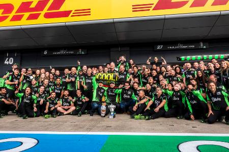 Endlich ein Podestfahrer - 239 Rennen hat es gedauert, bis es endlich geklappt hat! In Silverstone legt Hülkenberg einen wahren Husarenritt hin und wird auf der Traditionsrennstrecke Dritter. Dabei hält er unter anderem die Champions Lewis Hamilton und Max Verstappen hinter sich. Kein Wunder, dass er seinen Vertrag für 2026 bei Kick Sauber, das dann als neues Audi-Werksteam starten wird, längst in der Tasche hat.