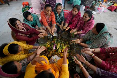  Bacch Dua Fest in Indien: Frauen beten bei einem hinduistischen Ritual für ein langes Leben ihrer Söhne. 