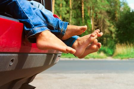 Barfußfahren im Auto