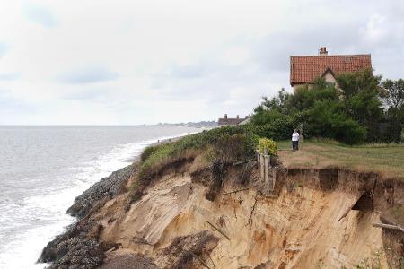 Der Abgrund rückt näher: Im englischen Thorpeness schreitet die Küstenerosion immer weiter voran. Dem fast 100 Jahre alten Haus droht deshalb der Abriss. 