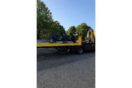 Sichergestellte Motorroller. Mittels Bearbeitung und KI Aufschriften unkenntlich gemacht. Sichergestellte Motorroller. Mittels Bearbeitung und KI Aufschriften unkenntlich gemacht.