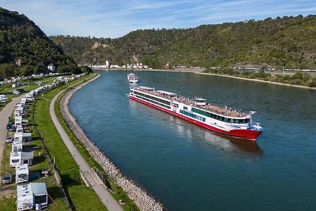 Flussufer mit Wohnmobilen und Schiff Flussufer mit Wohnmobilen und Schiff