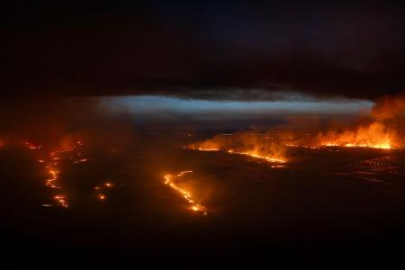 Deutsche Feuerwehrleute aus Nordrhein-Westfalen und Niedersachsen werden voraussichtlich in der Extremadura bei der Waldbrandbekämpfung helfen. Deutsche Feuerwehrleute aus Nordrhein-Westfalen und Niedersachsen werden voraussichtlich in der Extremadura bei der Waldbrandbekämpfung helfen.