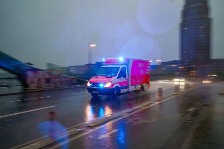Jede Sekunde zählt: Wer vom Blitz getroffen wird, schwebt mitunter in Lebensgefahr und braucht schnelle Hilfe.