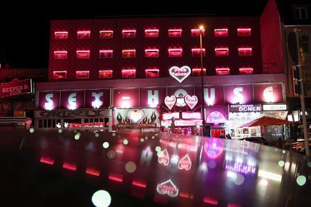 Die Reeperbahn bei Nacht zu erkunden, gehört für viele zu einem Hamburg-Besuch dazu. Die Reeperbahn bei Nacht zu erkunden, gehört für viele zu einem Hamburg-Besuch dazu.