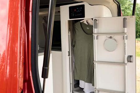 Ford Nugget Campervan Kleiderschrank