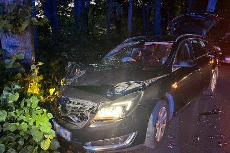 Der Fahrer musste zwei Motorradfahrern ausweichen. Der Fahrer musste zwei Motorradfahrern ausweichen.