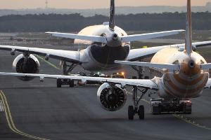 Lufthansa und Condor konkurrieren am Frankfurter Flughafen. 