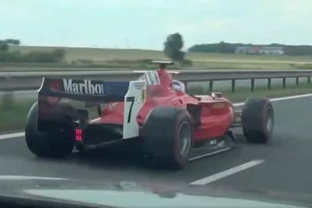 08/2022, GP2-Rennwagen auf der Autobahn in Tschechien