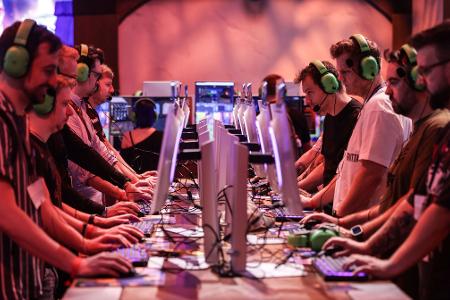 Neue Spiele testen wie hier bei der Gamescom 2024 - das ist auch bei der diesjährigen Gaming-Messe möglich. Neue Spiele testen wie hier bei der Gamescom 2024 - das ist auch bei der diesjährigen Gaming-Messe möglich.