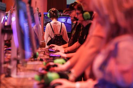 Viele Gamescom-Besucher standen fasziniert vor den Computern und an den Konsolen - ihre Begeisterung für Games ist groß.