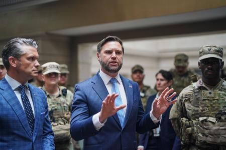 Verteidigungsminister Hegseth (l) und Vizepräsident Vance sprechen im Hauptbahnhof von Washington mit Mitgliedern der Nationalgarde. Verteidigungsminister Hegseth (l) und Vizepräsident Vance sprechen im Hauptbahnhof von Washington mit Mitgliedern der Nationalgarde.