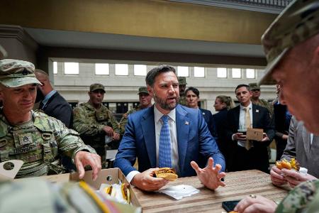 Die Vertreter der Trump-Regierung ließen sich mit den Soldaten in einem Fastfoodrestaurant ablichten.