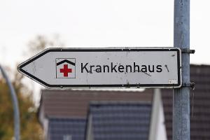 Krankenkassen warnen vor weniger strengen Standards für die Kliniken. (Symbolbild)