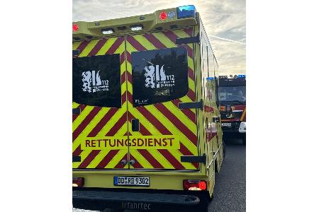 © Feuerwehr Dresden
Einsatzfahrzeuge stehen an der Unfallstelle auf der Stuttgarter Straße. © Feuerwehr Dresden
Einsatzfahrzeuge stehen an der Unfallstelle auf der Stuttgarter Straße.