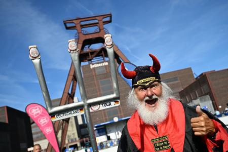 Es muss ja nicht immer die Tour de France sein: Radsport-Fan Didi Senft steht in seinem typisch teuflischen Outfit zum Start der Deutschland Tour vor dem Förderturm der Zeche Zollverein in Essen. 